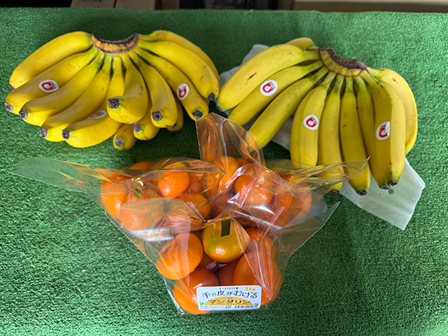 暑い日も過ぎ、今年 第一回目のバナナとオレンヂを配布致しました。