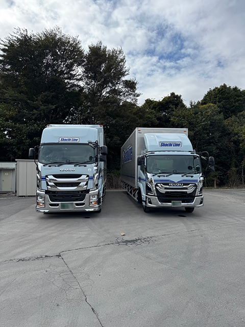 茨城境営業所に新車　大型1台　4トンロング1台　導入致しました。